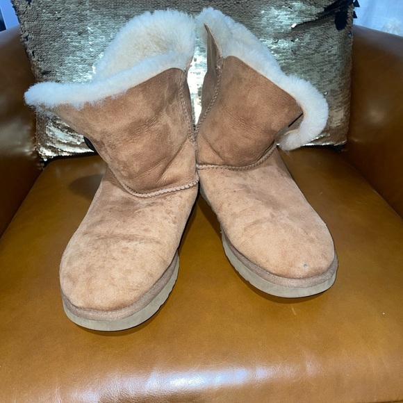 Ugg Short Womens Boots Size 8! - Picture 13 of 16